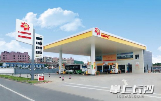图为湖南和顺石油加油站。