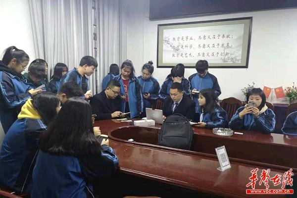 -图为：农行益阳安化支行智慧缴费项目 高中学生缴费现场.jpg