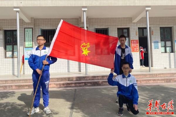 安乡县大杨树中学：让童年和红领巾一起飞扬1.jpg