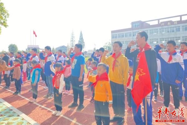 安乡县大杨树中学：让童年和红领巾一起飞扬4.jpg