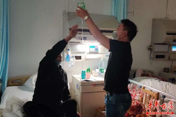 走访看望住院贫困户 龙伏镇这个扶贫干部有点暖1.jpg