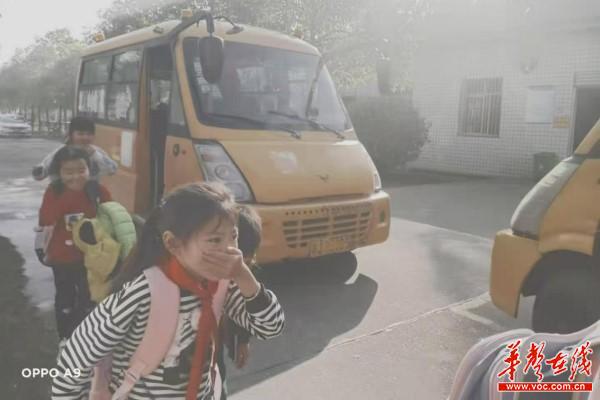 安乡县官陵湖中心小学 开展校车应急疏散演练2.jpg