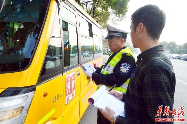 直属二大队：校车安全大检查 守护平安上学路1.jpg