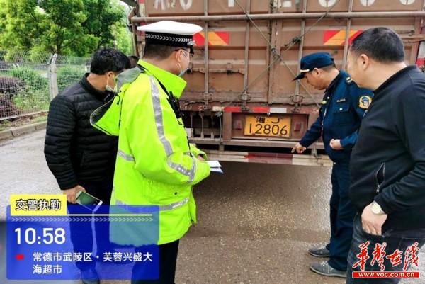 常德交警直属二大队：“三个紧盯”持续推进冬季道路交通事故预防(2)(1)(1)(1)2.jpg