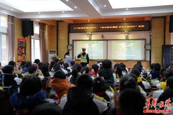 常德交警直属二大队：“三个紧盯”持续推进冬季道路交通事故预防(2)(1)(1)(1)4.jpg