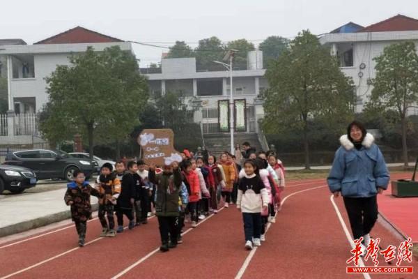 安乡县大杨树中学2020年冬季田径运动会开幕3.jpg
