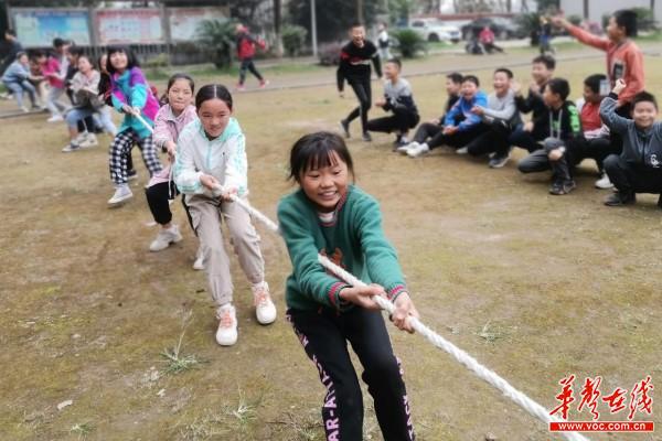 安乡县三星咀中学举行拔河比赛1.jpg
