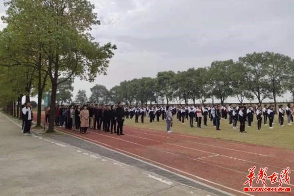 安乡县五一中学：纠四风树新风，我们都是追“光”人3.jpg