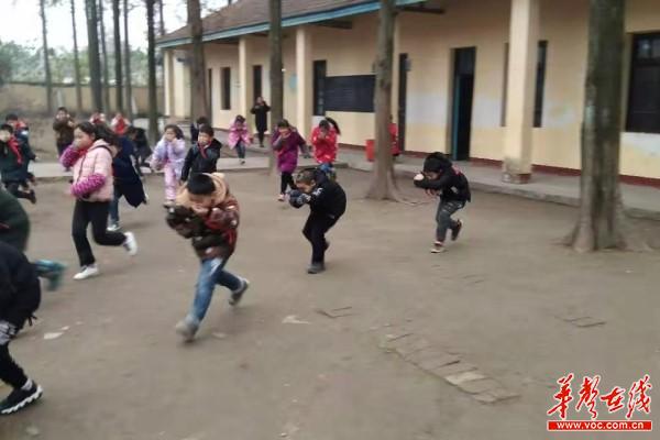 安乡县六合小学 消防演练1.jpg