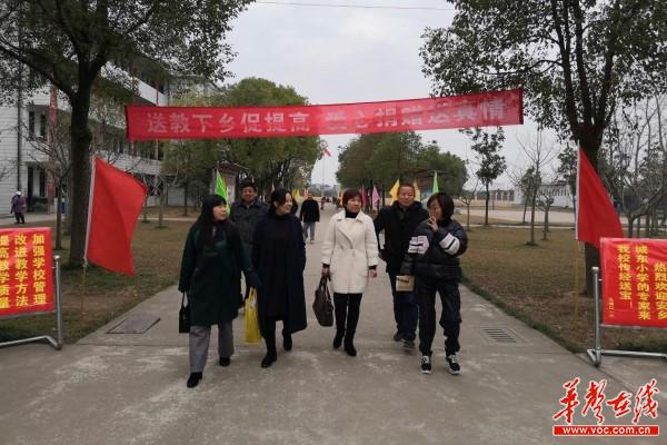 安乡县大湖口中学 送教下乡促提高 爱心捐赠送真情(1)1.jpg