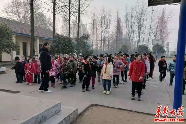 安乡县六合小学迎面接力赛活动1.jpg