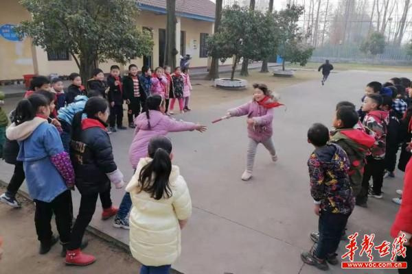 安乡县六合小学迎面接力赛活动2.jpg