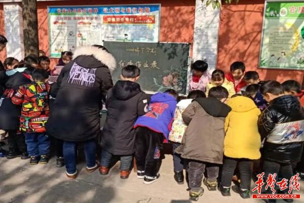 官陵湖中心小学开展学生优秀作业展示活动(1)1.jpg