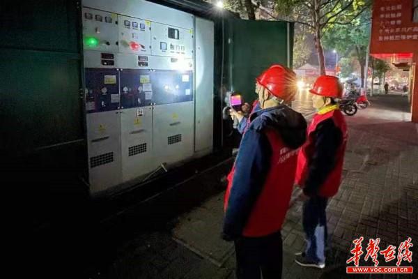 安乡供电公司 夜巡测温“把脉”冬季电网1.jpg