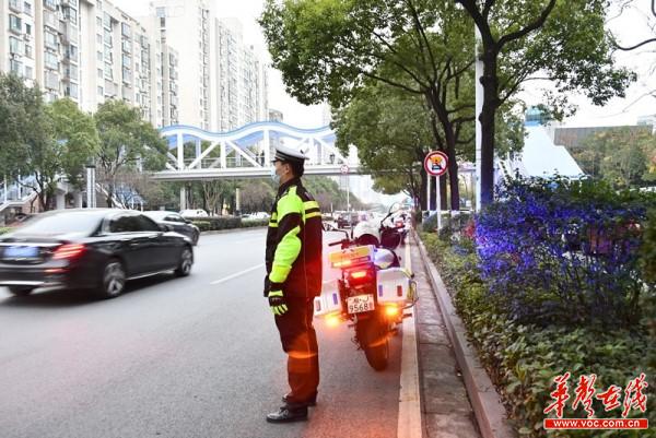 常德公安交警四大队：“铁骑”全天勤务机制 筑牢校园安全屏障2.jpg