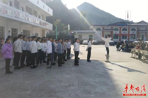 城步白毛坪中学举行“庆元旦、迎新年”红歌大合唱比赛2.jpg