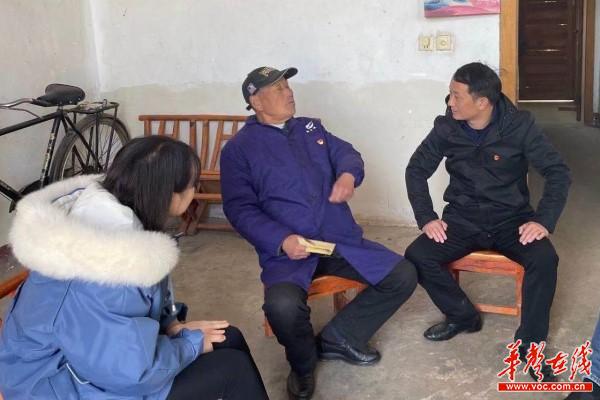 陈家嘴中学党支部走访慰问困难党员(1)2.jpg