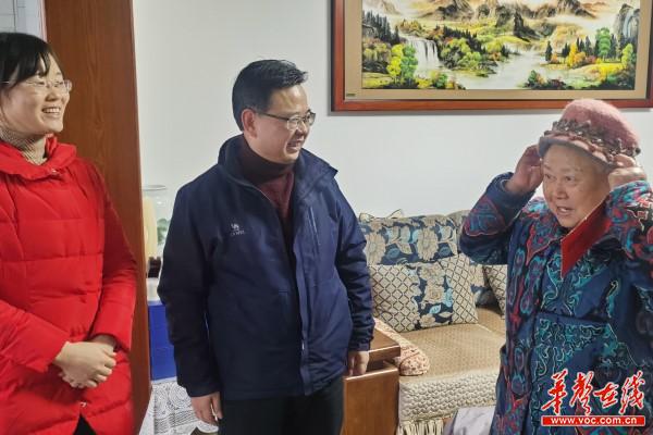 市科协一行慰问安化“长江学者”家属1.jpg