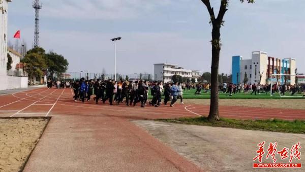 常德市安乡县出口洲中学：今春开学别样牛4.jpg