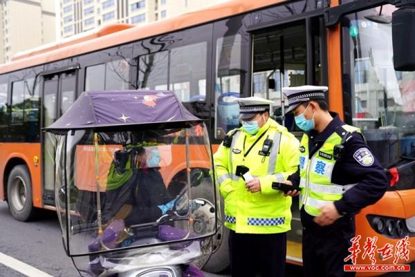 常德交警直属二大队：雷霆声势掀起摩托车、电动自行车交通违法集中整治热潮2.jpg