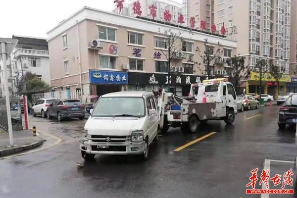 常德公安交警直属二大队：积极回应群众呼声 及时清理“僵尸车”1.jpg
