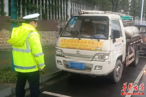 常德公安交警直属二大队：积极回应群众呼声 及时清理“僵尸车”2.jpg