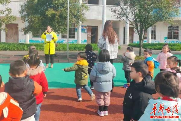 安乡县安丰乡中心幼儿园：我和小苗同成长1.jpg