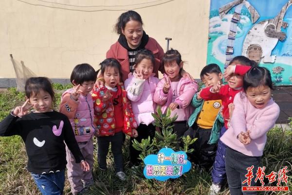 安乡县安丰乡中心幼儿园：我和小苗同成长4.jpg