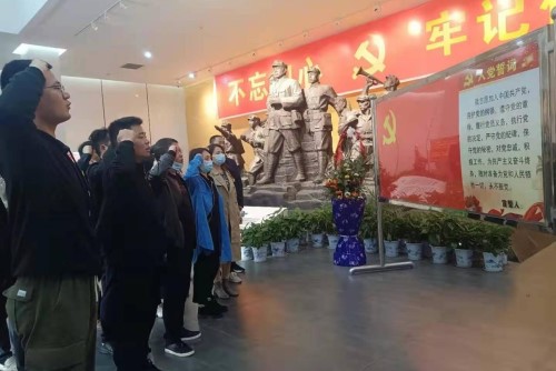 329沅江四中：组织红色旅游 吸取奋进力量2.jpg