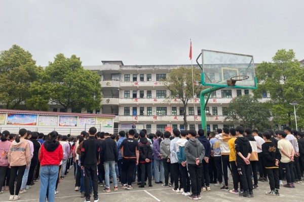 41洞口县醪田镇中学召开全体学生校园防欺凌大会1.jpg
