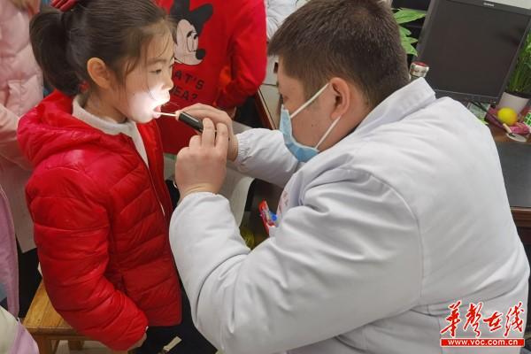 42白石铺中心小学：健康体检、快乐成长1.jpg