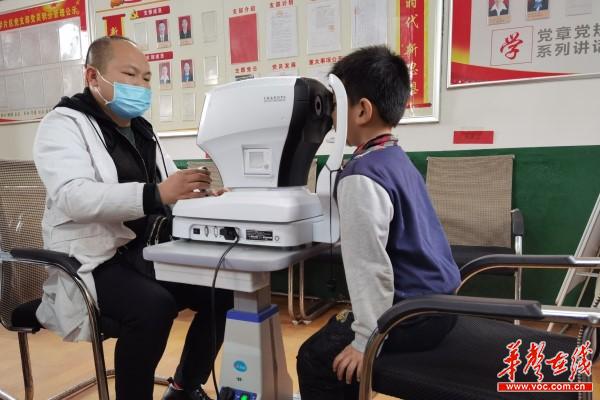 42白石铺中心小学：健康体检、快乐成长2.jpg
