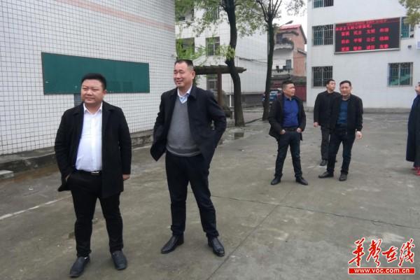 46安乡县大湖口中学：清明节，毕业学子回母校共谋学校发展2.jpg