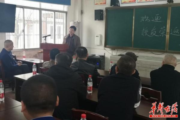 46安乡县大湖口中学：清明节，毕业学子回母校共谋学校发展4.jpg