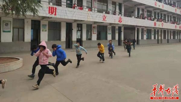 47洞心中心校举行校园安全应急疏散演练暨安全教育活动(2)1.jpg
