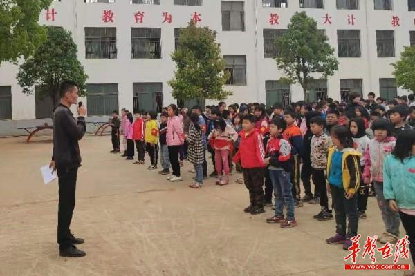 47洞心中心校举行校园安全应急疏散演练暨安全教育活动(2)3.jpg