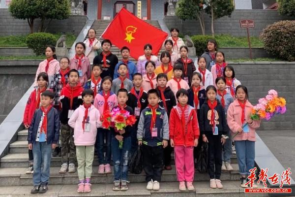 47清明祭英烈 让青少年在党史学习教育中传承红色基因1.jpg