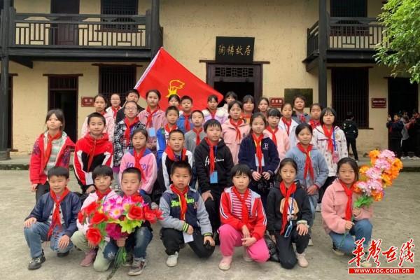 47清明祭英烈 让青少年在党史学习教育中传承红色基因2.jpg