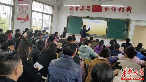 官垱中学 教育科研引领教师专业成长2.jpg