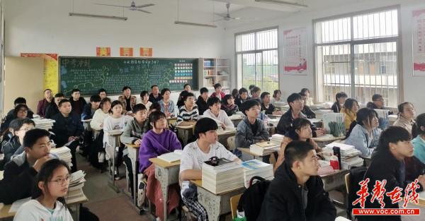 安乡县教育局调研官垱中学教育教学工作2.jpg