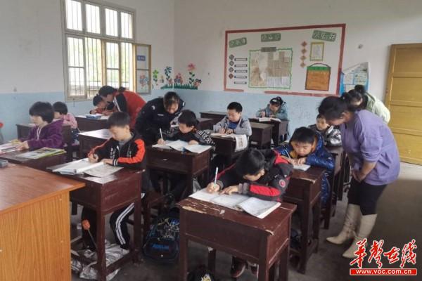 情暖周末 大尧村爱心学校的免费课业辅导1.jpg