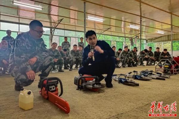 428安化消防走进县人武部“手把手”传授民兵消防技能3.jpg