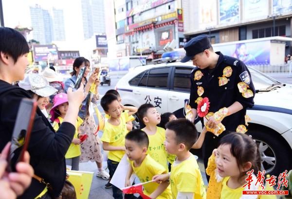 56诺贝尔摇篮教育集团 劳动光荣的教育从娃娃抓起4.jpg