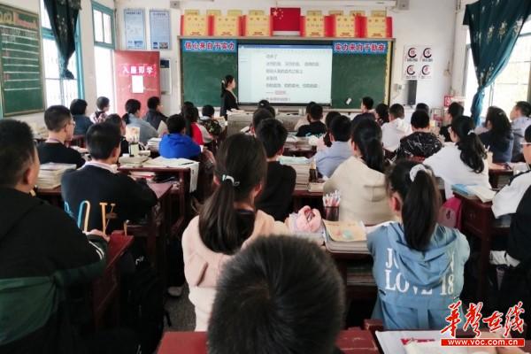 56桃源县漆河镇中学：一颗红心永向党  砥砺前行守初心2.jpg