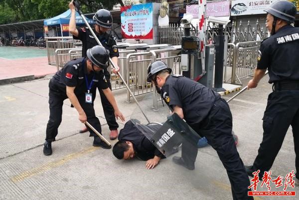58 南县城西中学：反恐防暴演练，维护你我安全1.jpg