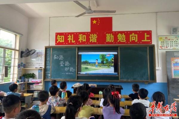58白石铺中心小学开展“知路 爱路 护路主题宣传活动1.jpg