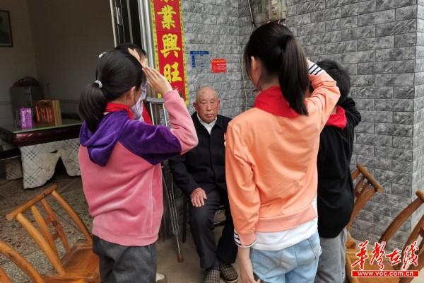 马家堰中心小学：慰问抗战老兵  听爷爷讲党的故事3.jpg
