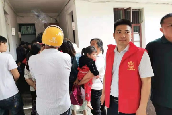 58石冲口镇助力疫苗接种 志愿者在行动(1)1.jpg