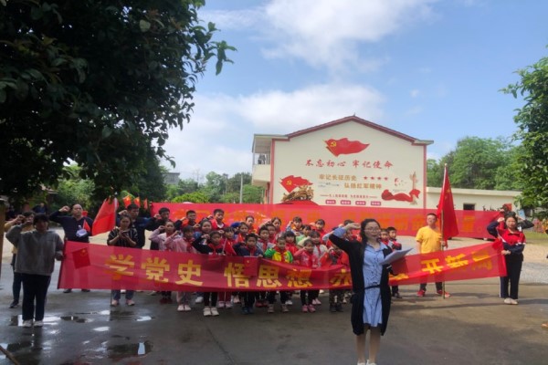 58寻访红色足迹，传承红色基因1.jpg
