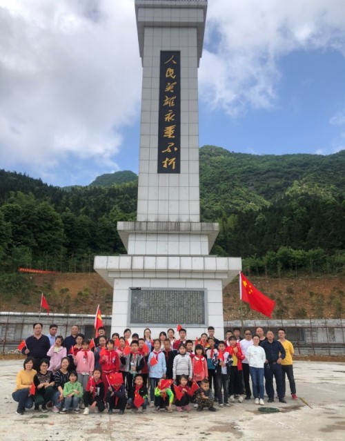 58寻访红色足迹，传承红色基因2.jpg